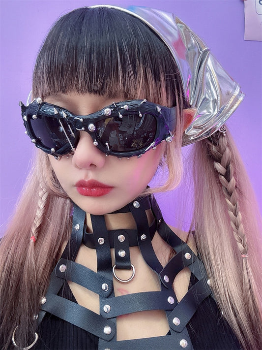 Verzierte schwarze Punk-Sonnenbrille mit Perlen und Nieten