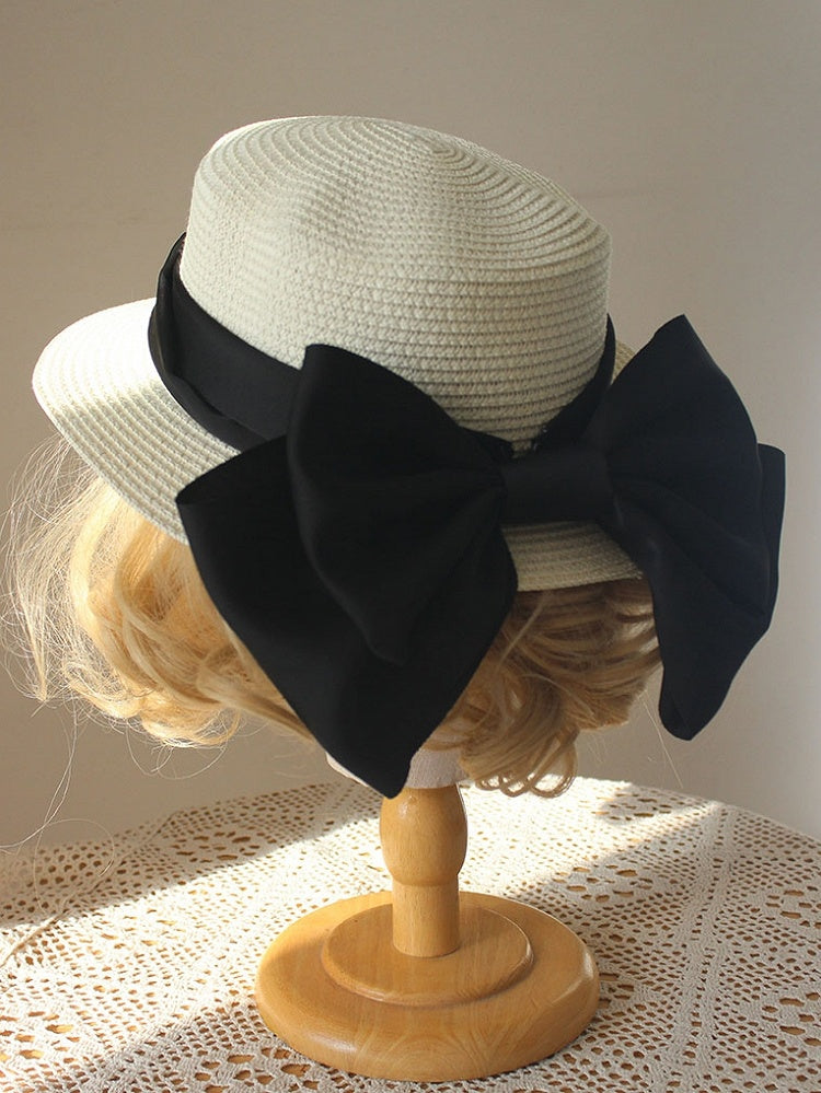 Chapeau de paille décoré d'un gros nœud