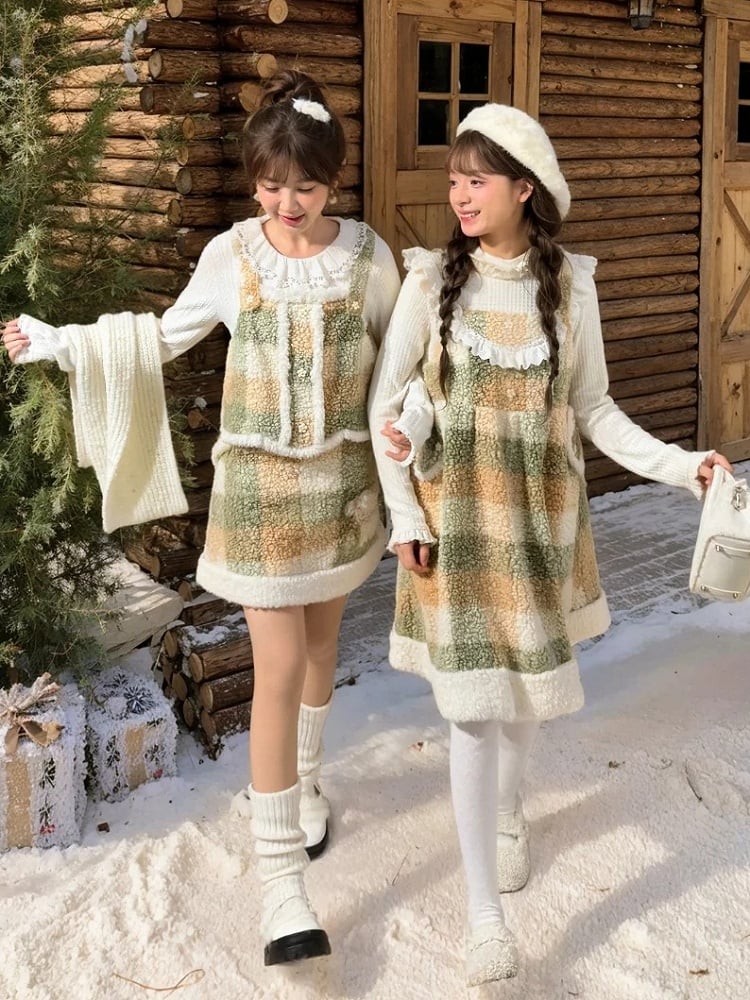 Robe salopette en polaire à carreaux avec détails floraux verts et bordure en dentelle et poches