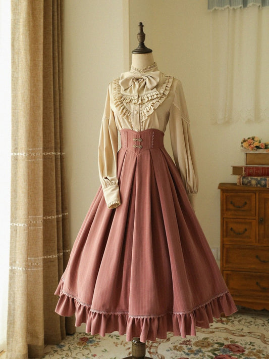 Jupe classique rose à taille haute et motif rayé, style historique