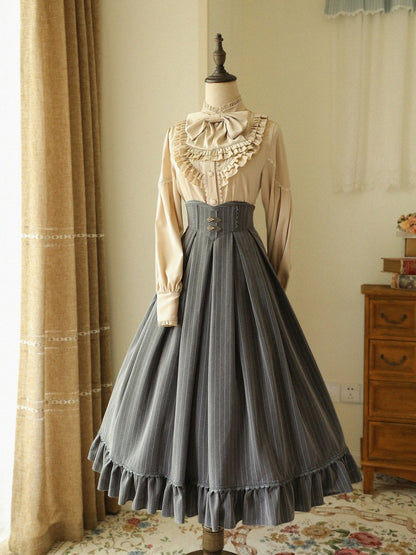 Jupe classique grise à taille haute et motif rayé, style historique