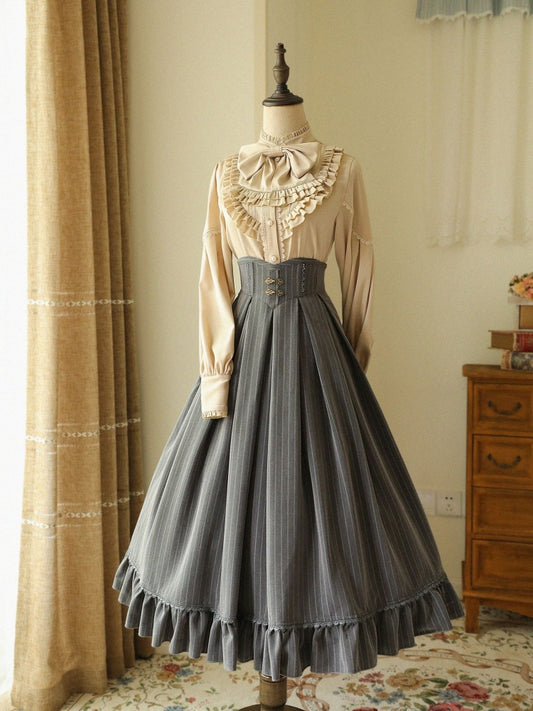 Jupe classique grise à taille haute et motif rayé, style historique
