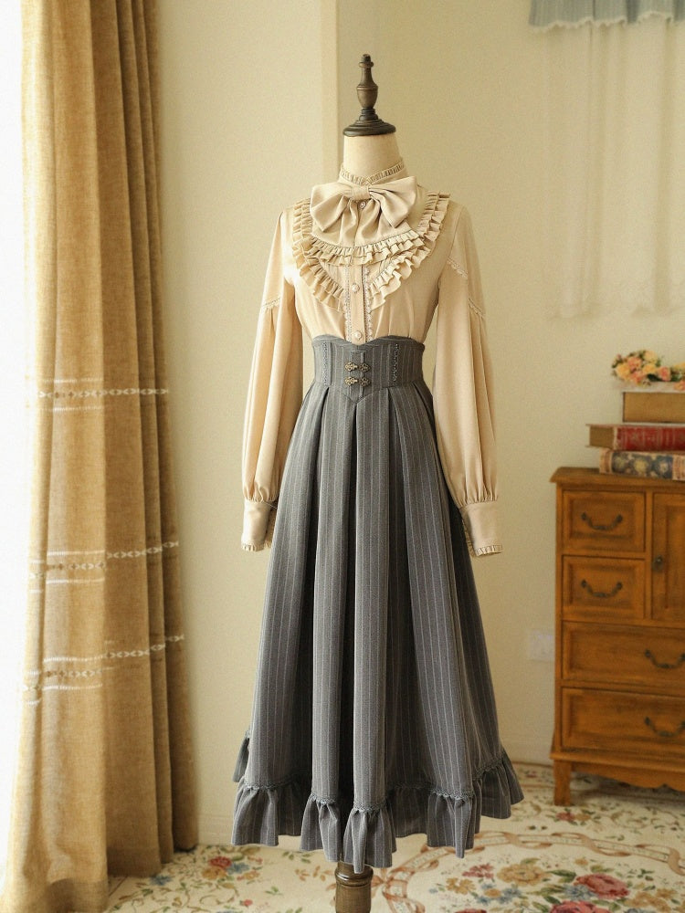 Jupe classique grise à taille haute et motif rayé, style historique