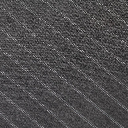 Jupe classique grise à taille haute et motif rayé, style historique
