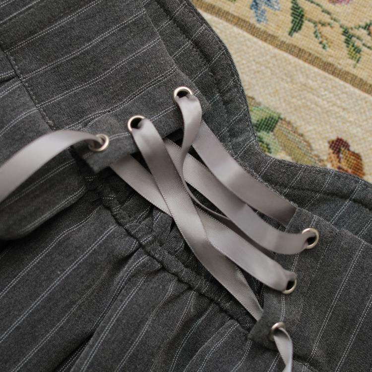 Jupe classique grise à taille haute et motif rayé, style historique