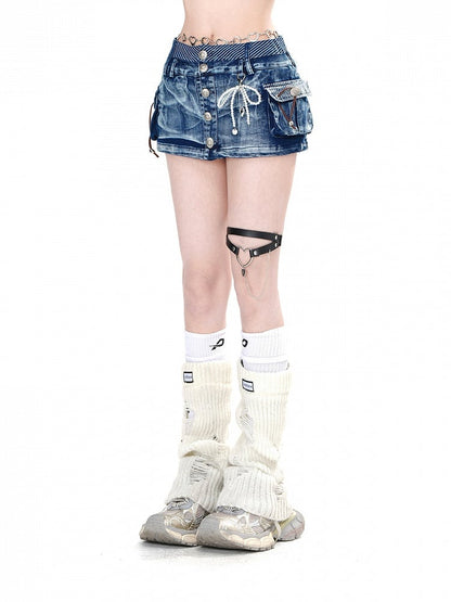 ブルーデニムポケット、シルバートーンボタン、グラマラスなスリムフィットミニスカート