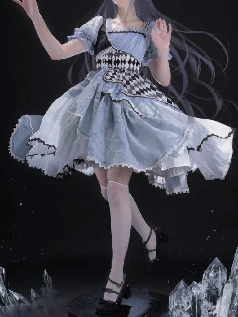 Asymmetrisches Karokleid „Alice im Wunderland“