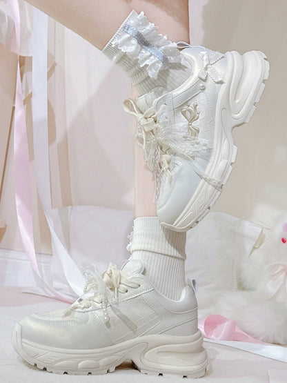 Schnürung vorne mit Schleife und weißen, mit Perlen verzierten Sneakers