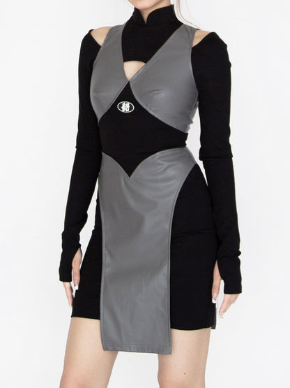 Robe glamour ninja futuriste noire et grise à col à bandes et détails découpés