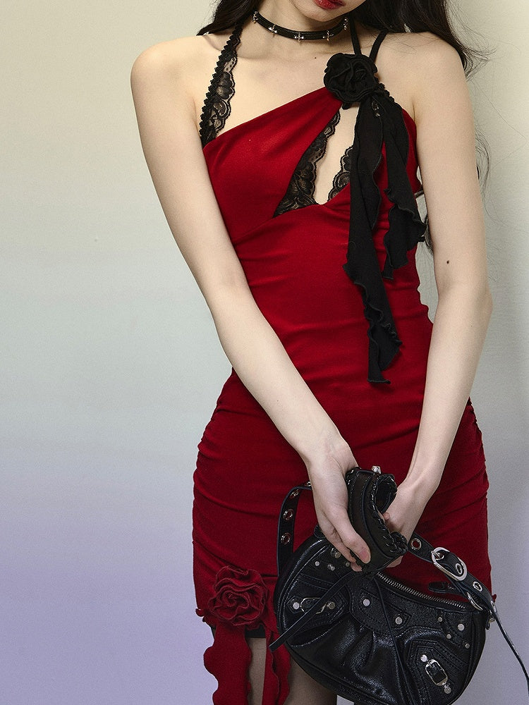 Mini-robe rouge à motif floral et découpes sur la poitrine, col licou