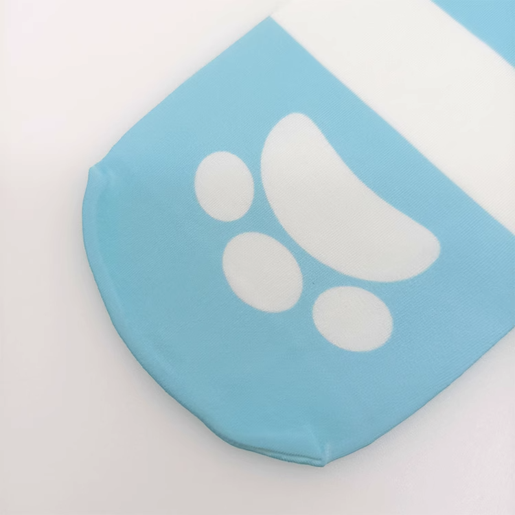 Bas au-dessus du genou à rayures bleues et blanches et motif pattes de chat