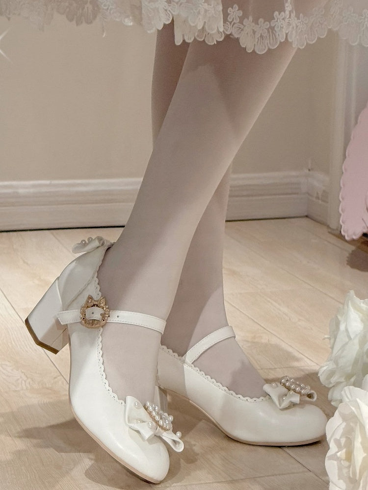 Runde Lolita-Schuhe mit Mary-Toe-Dekor und Strasssteinen in Weiß und mit Perlen verziert