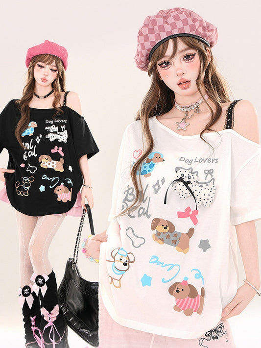 Weiß/Schwarzes lockeres T-Shirt mit asymmetrischem Ausschnitt und Cartoon-Welpen