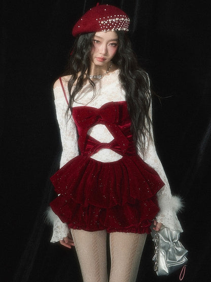 Robe de Noël rouge à volants et détails découpés avec culottes gratuites