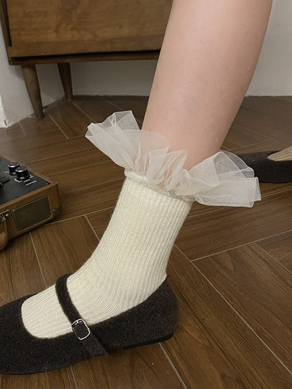 Chaussettes mollet blanches à bordure en dentelle douce