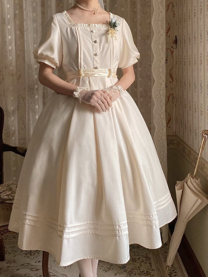 Elegantes Kleid mit Ausschnitt und quadratischem Vintage-Apricot mit kurzen Puffärmeln