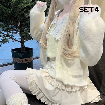 Pull jaune à col rond et plat + cardigan blanc + jupe doublée à trois épaisseurs