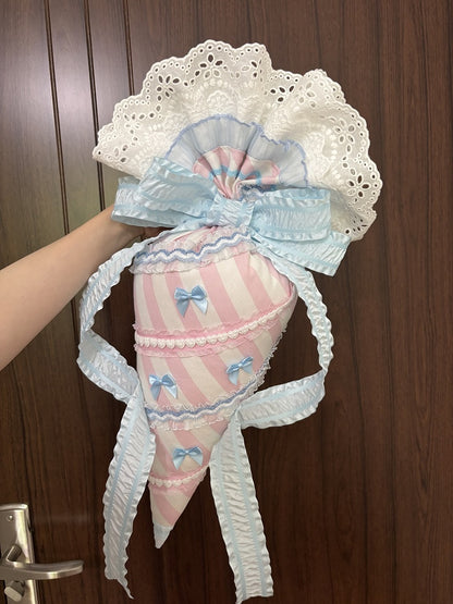 Spritzbeutel mit rosa/blau/grünen Bandverzierungen und gestreifter Spitze