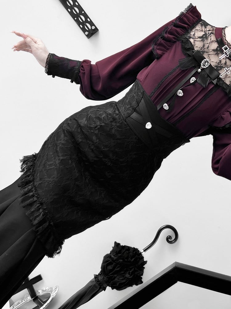 Weinrote Jirai Kei-Bluse mit Illusionsausschnitt und Faltendetails und Fliege