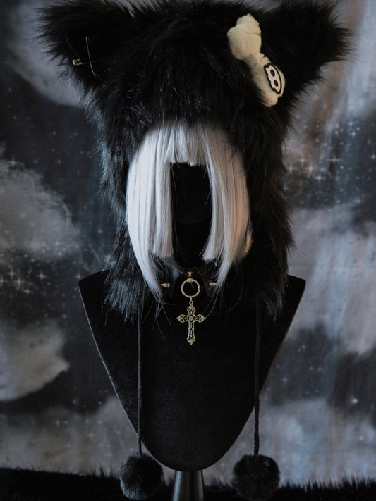 Katzennadel mit Gothic-Charms, Knochen-Pompon, Plüsch, verzierte Ohr-Applikation, Skeletthut, Schwarz