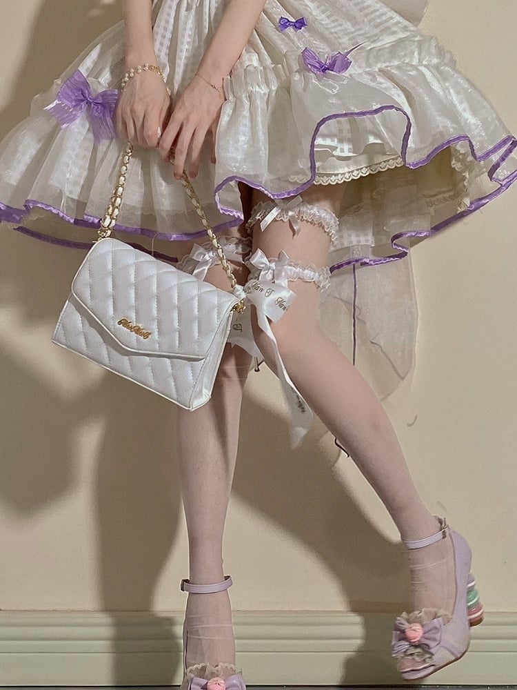 Bas blancs/noirs semi-transparents en dentelle à volants avec nœud sur le genou