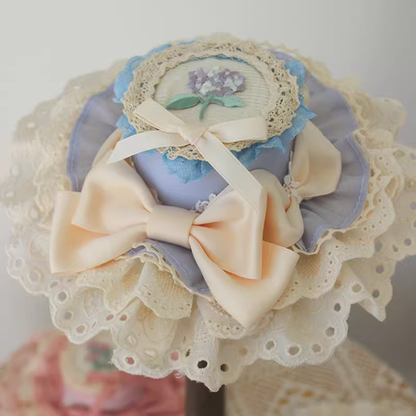 Chapeau haut de forme à bordure en dentelle et broderie florale