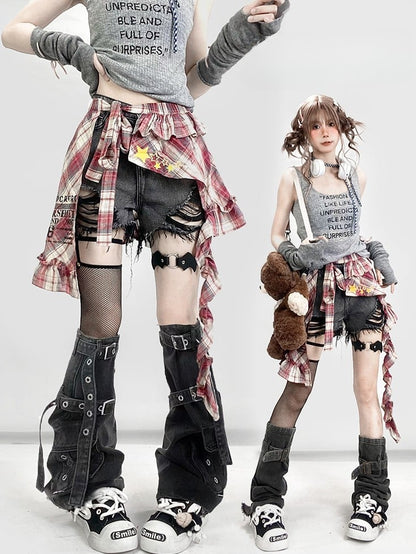 Design Distressed Bittersweet Y2K Rote Löcher + Bein-Accessoire-Stulpen Schwarze karierte Shorts