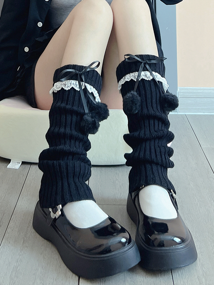 Jambières tricotées kaki avec nœud papillon et détails en dentelle et pompons