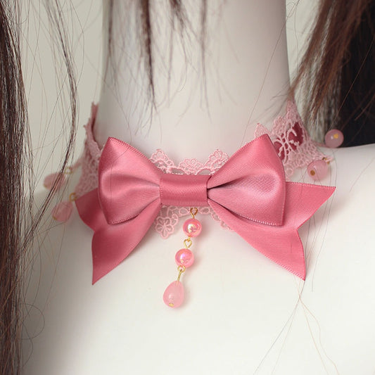 Collier ras du cou rose en dentelle avec pendentif en perles et détails nœud papillon