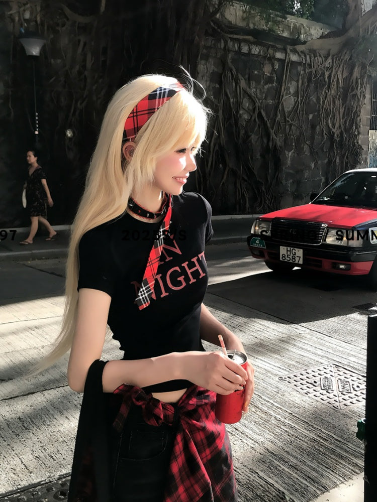Glamorous – Kurzes T-Shirt in Schwarz/Weiß mit Buchstaben-Print