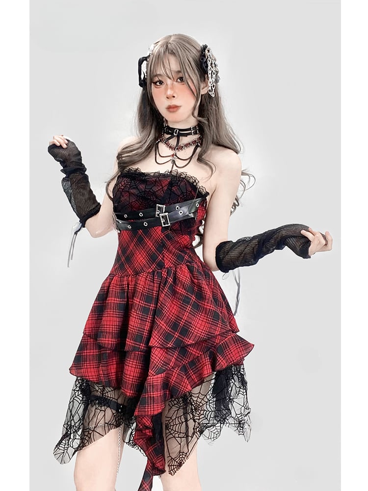 Robe punk glamour sans bretelles à carreaux rouges et ourlet mouchoir avec boucles