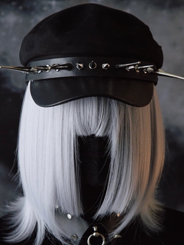 Gothic Baskenmütze mit Nieten in Schwarz