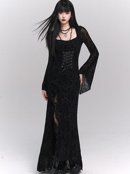 Robe gothique noire à manches cloche et fentes latérales en dentelle rosette avec détails à lacets