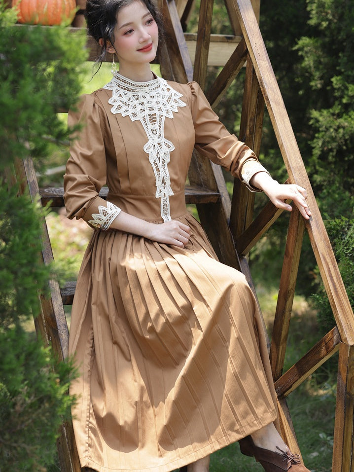 Robe marron vintage à col à bandes et manches longues bouffantes