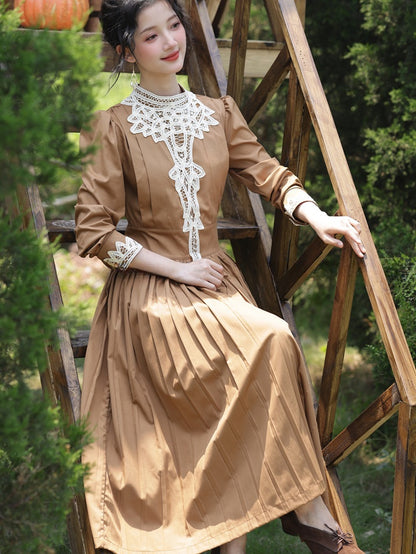 Robe marron vintage à col à bandes et manches longues bouffantes
