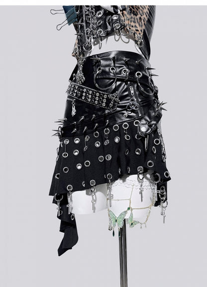 Jupe asymétrique noire punk avec anneaux et clous croisés