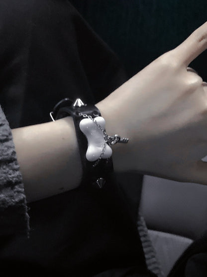 Bracelet punk noir à clous avec breloques cadenas/clé