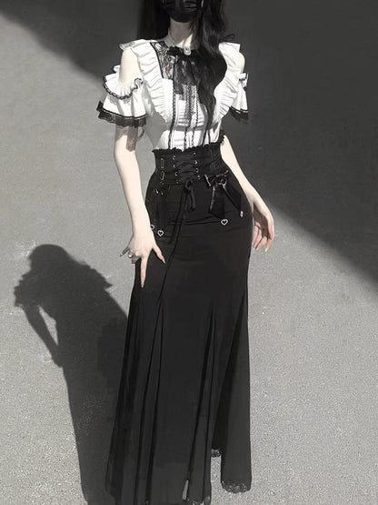 Schwarze Bluse mit ausgeschnittenen Schultern und Illusionsausschnittbesatz aus weißer Spitze von Jirai Kei