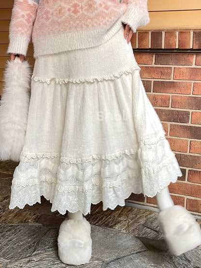 Jupe mi-longue beige taille haute avec détails en dentelle et ourlet à volants