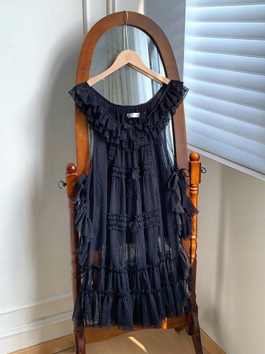 Schwarze Schleife, Punkte, Tülldetails, Rüschen, rosa Hausbesatz, Stil und Überkleid