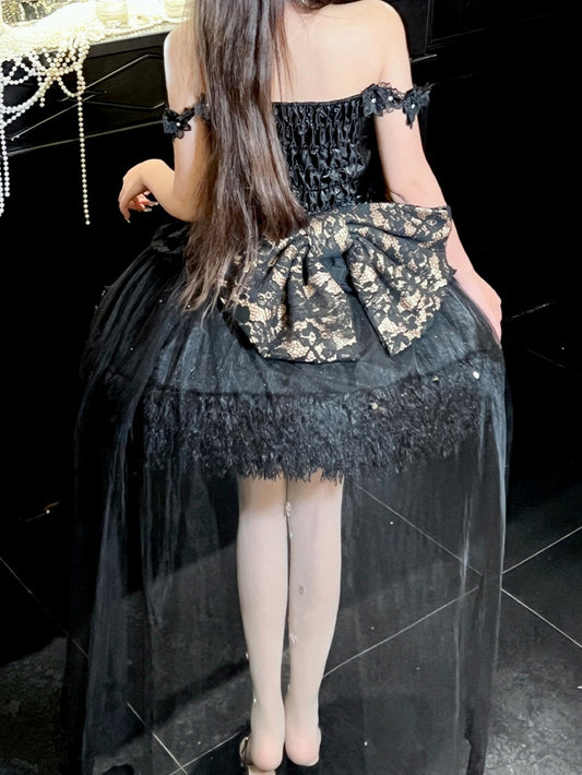 黒と金のレースの大きなリボンとトレーン