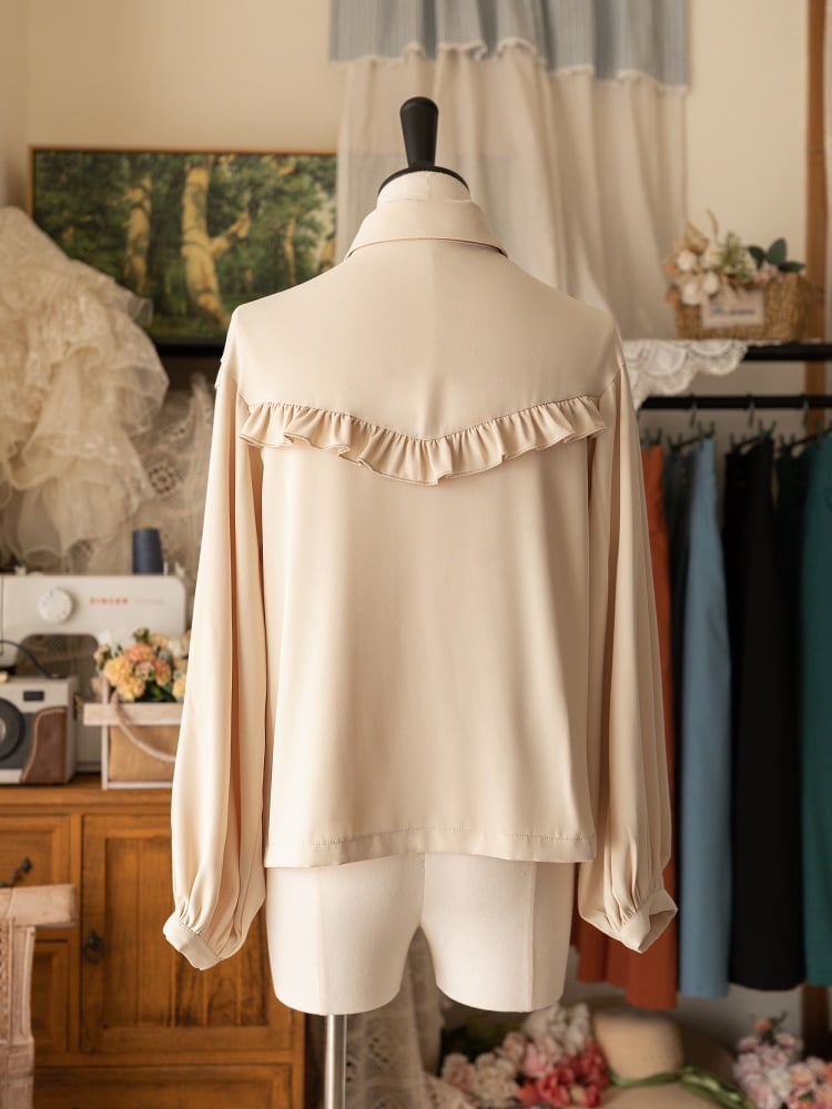 Chemise beige à manches longues et volants avec nœud papillon