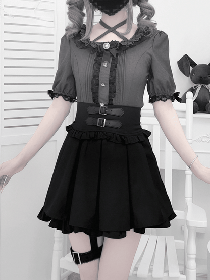 Herzförmiger Ausschnitt, Kei mit Strass, Falten, graue Details, Bluse im Jirai-Stil, quadratisch und