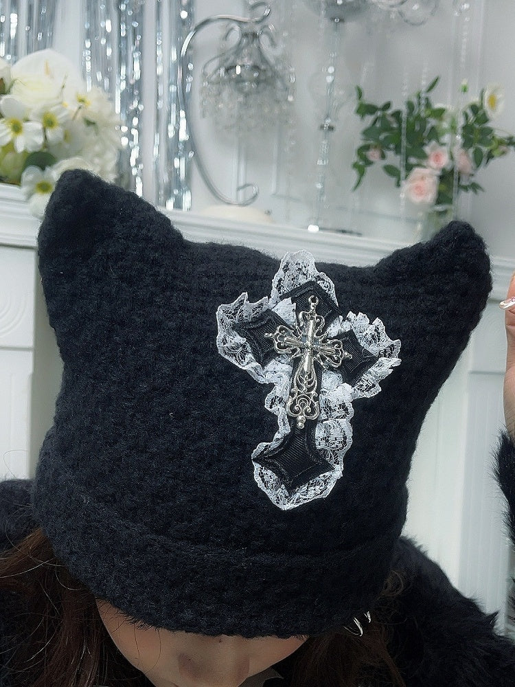 Bonnet en tricot punk avec oreilles de chat noires et patch croisé