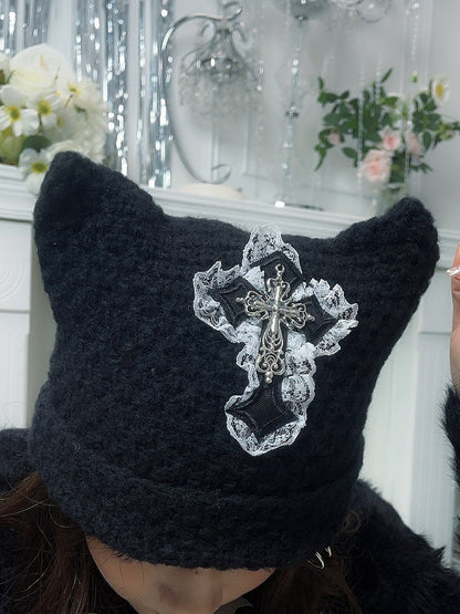 Bonnet en tricot punk avec oreilles de chat noires et patch croisé
