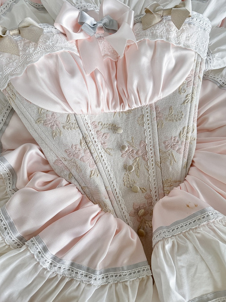 Robe bouffante sans bretelles à volants et taille basque, tablier blanc et rose