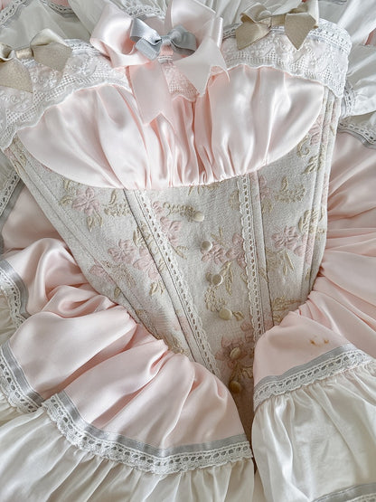 Robe bouffante sans bretelles à volants et taille basque, tablier blanc et rose