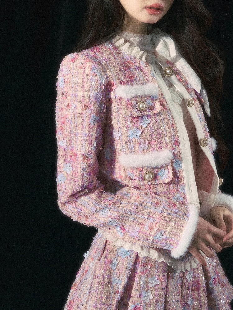 Veste courte en tweed rose avec détails floraux, perles et paillettes