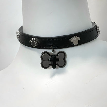 Collier ras du cou avec pendentif croix et os noir/blanc