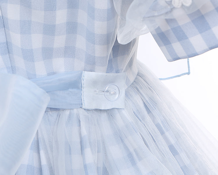 Robe à carreaux bleu clair à col marin et marguerites blanches, détails nœud papillon